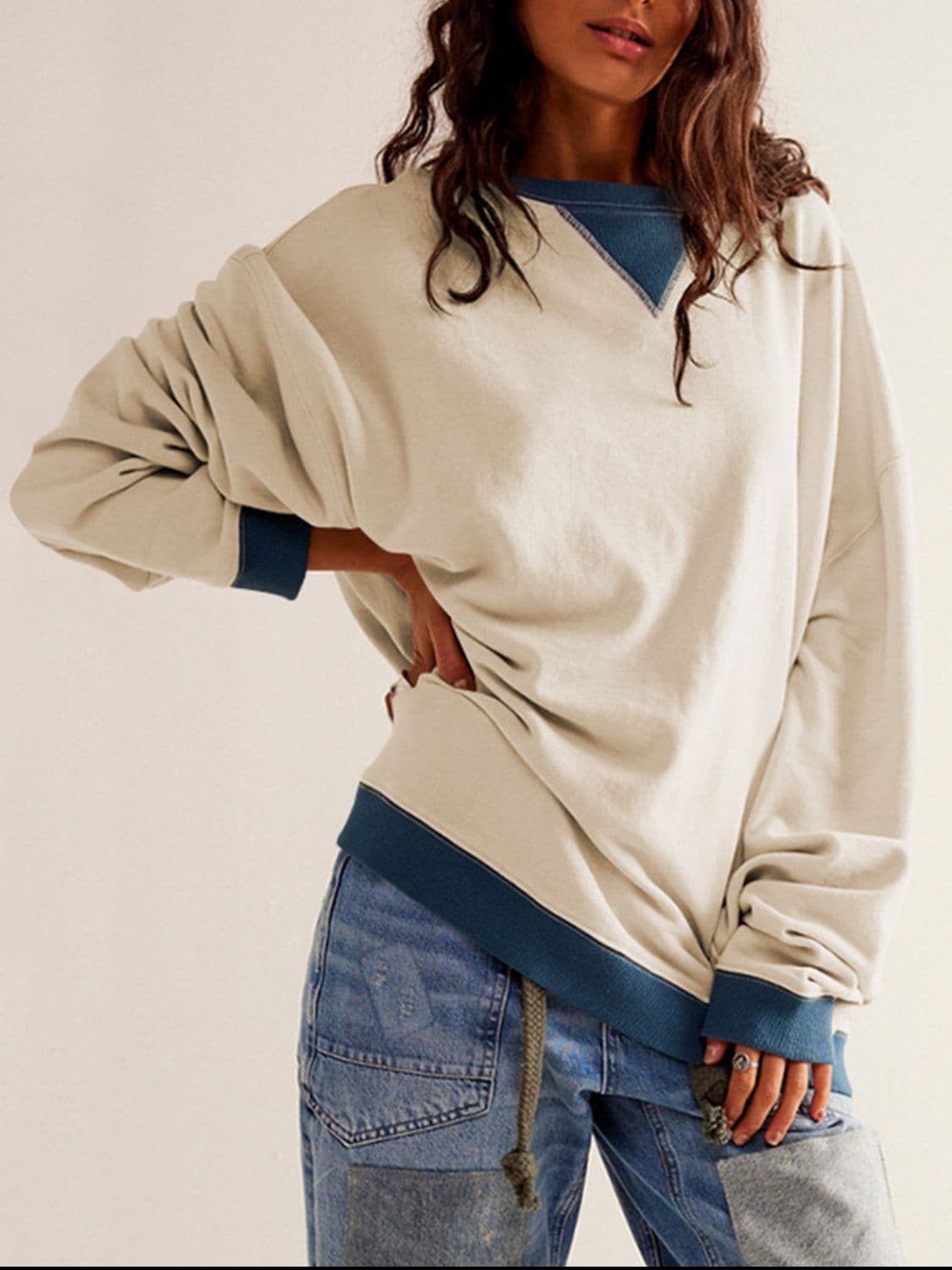 Contrast Trim Round Neck Long Sleeve Sweatshirt.