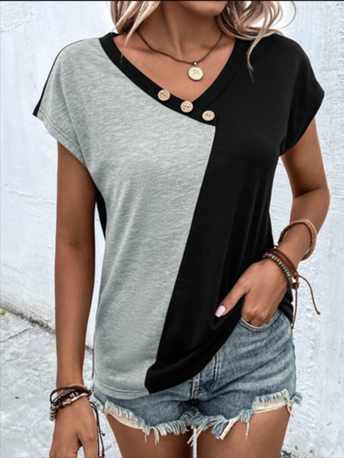 Contrast V-Neck Short Sleeve T-Shirt.