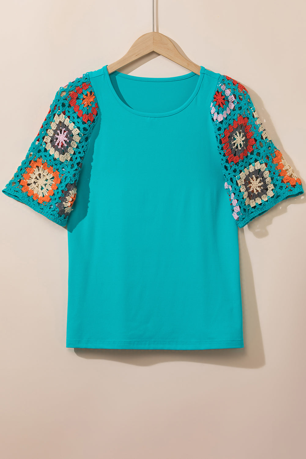 Chic turquoise floral crochet top with short sleeves