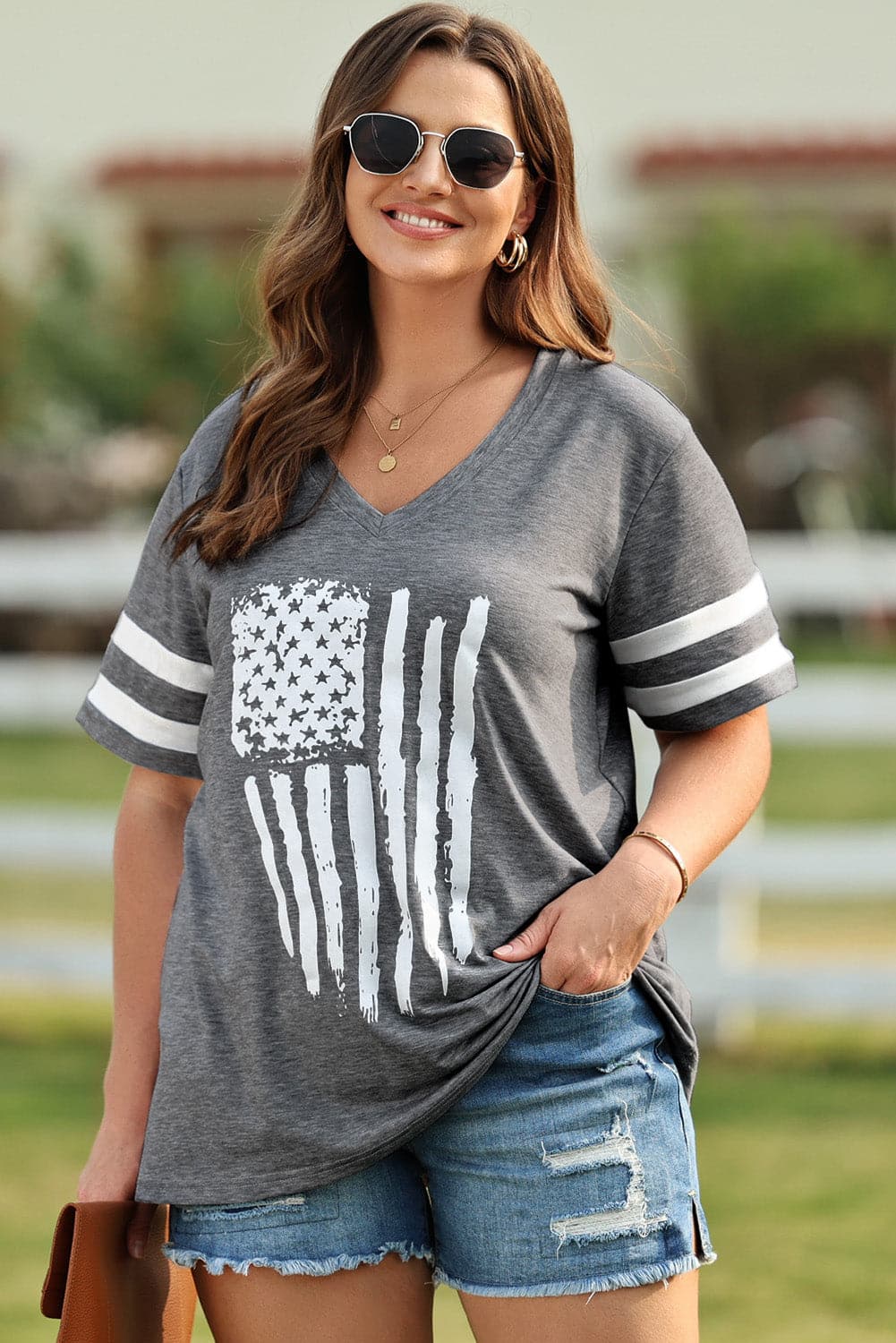 Plus Size US Flag Graphic V-Neck TeePattern type: Graphic
Style: Casual, Chic
Features: Basic style
Neckline: V-neck
Length: Regular
Sleeve length: Half sleeves
Sleeve type: Regular sleeves
Sheer: No
MLove Salve Flag Graphicplus