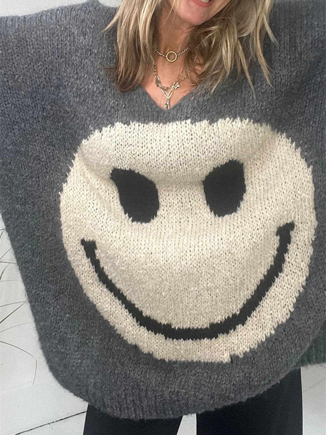 Charming Smiley V-Neck Pullover