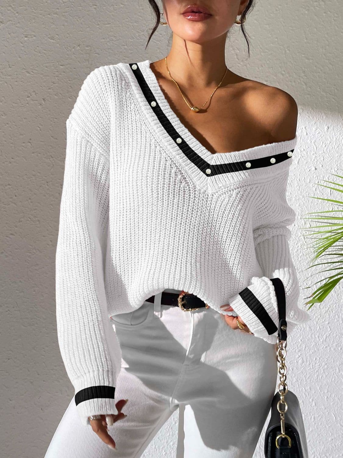 Chic contrast trim v-neck sweater for effortless style