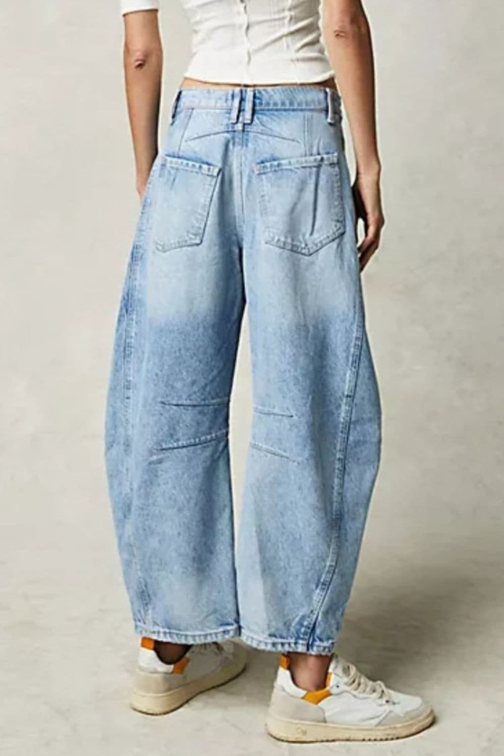 Effortlessly chic wide leg jeans with functional pockets