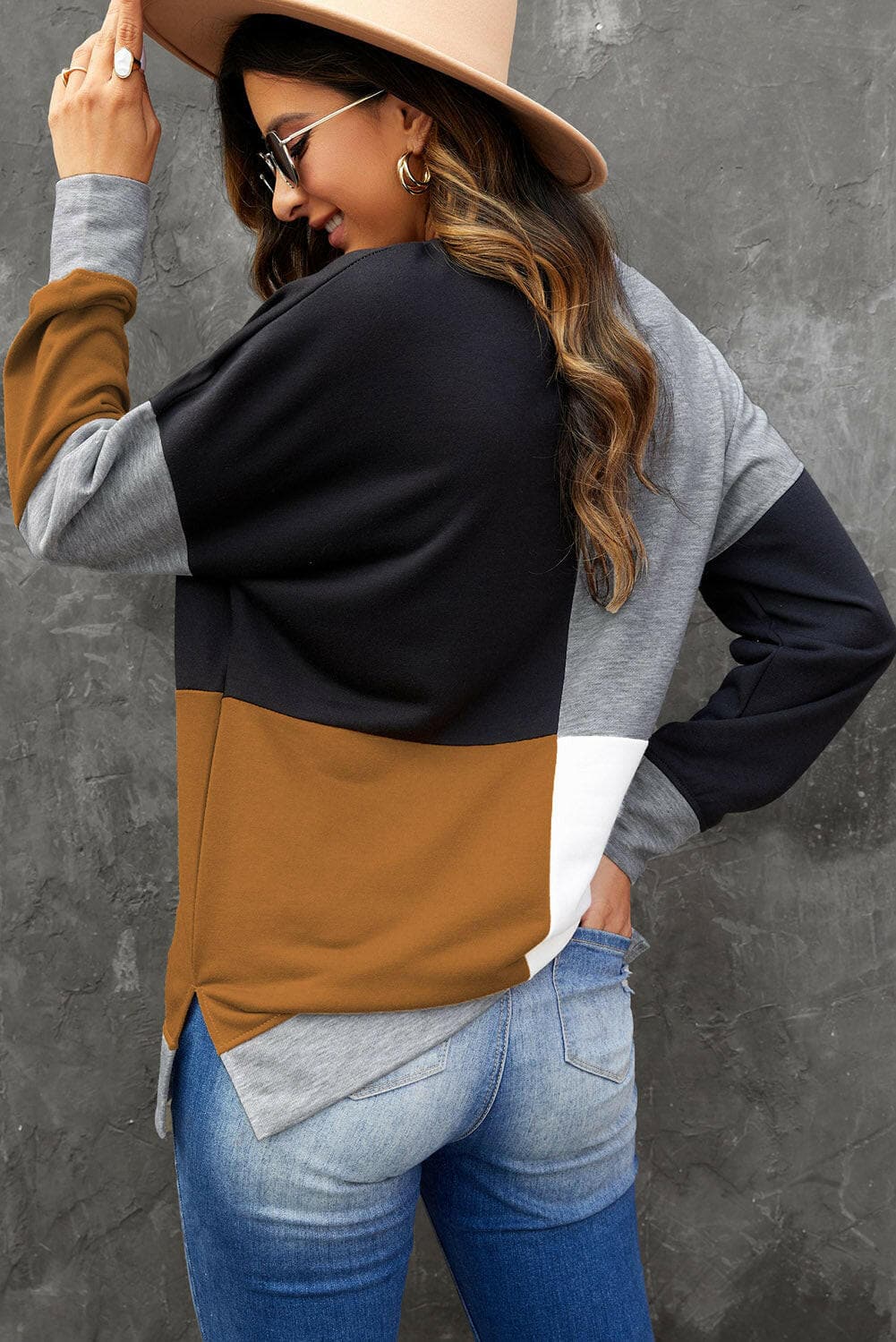 Color Block Round Neck Sweatshirt.