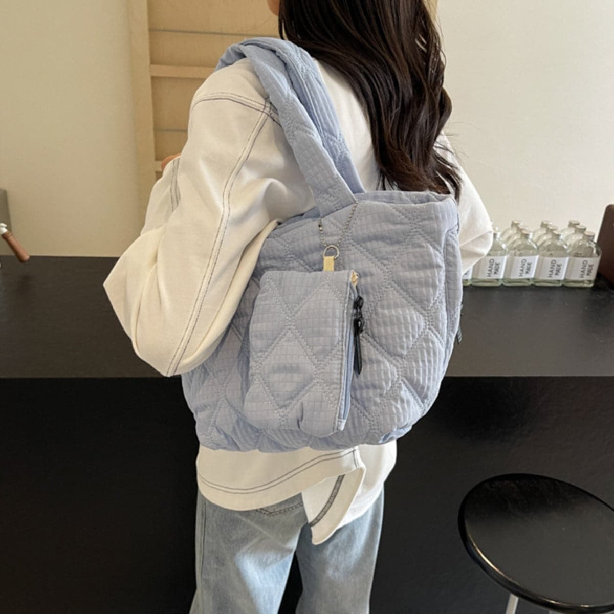 Versatile polyester tote bag for everyday use