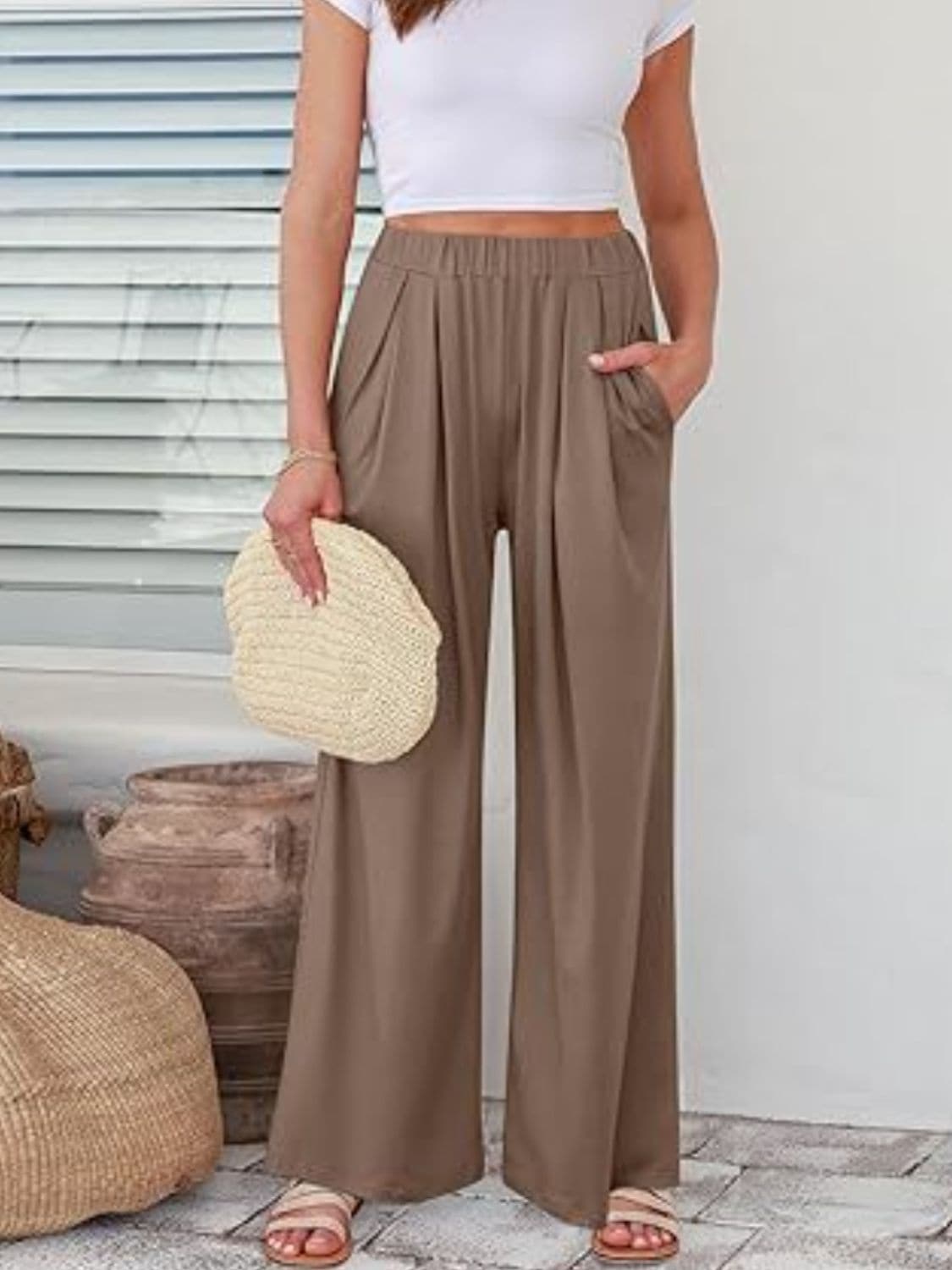 Chic and comfortable wide-leg pants with elastic waistband