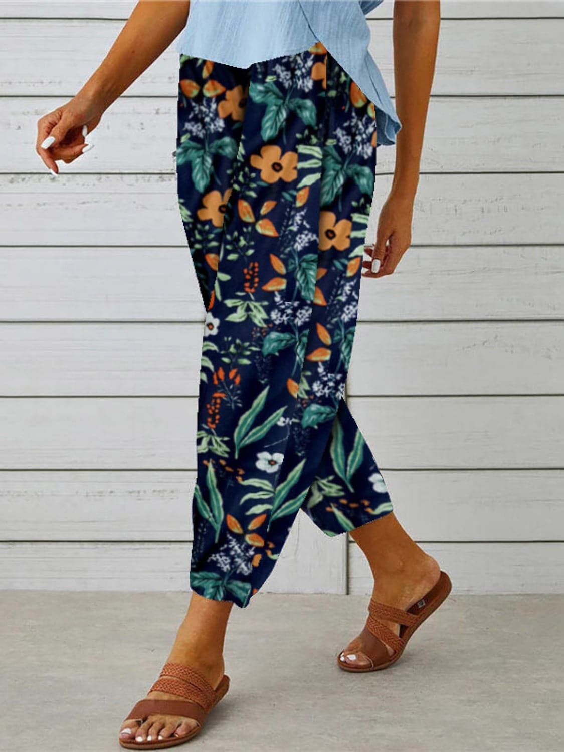 Printed Tied Cropped Pants.