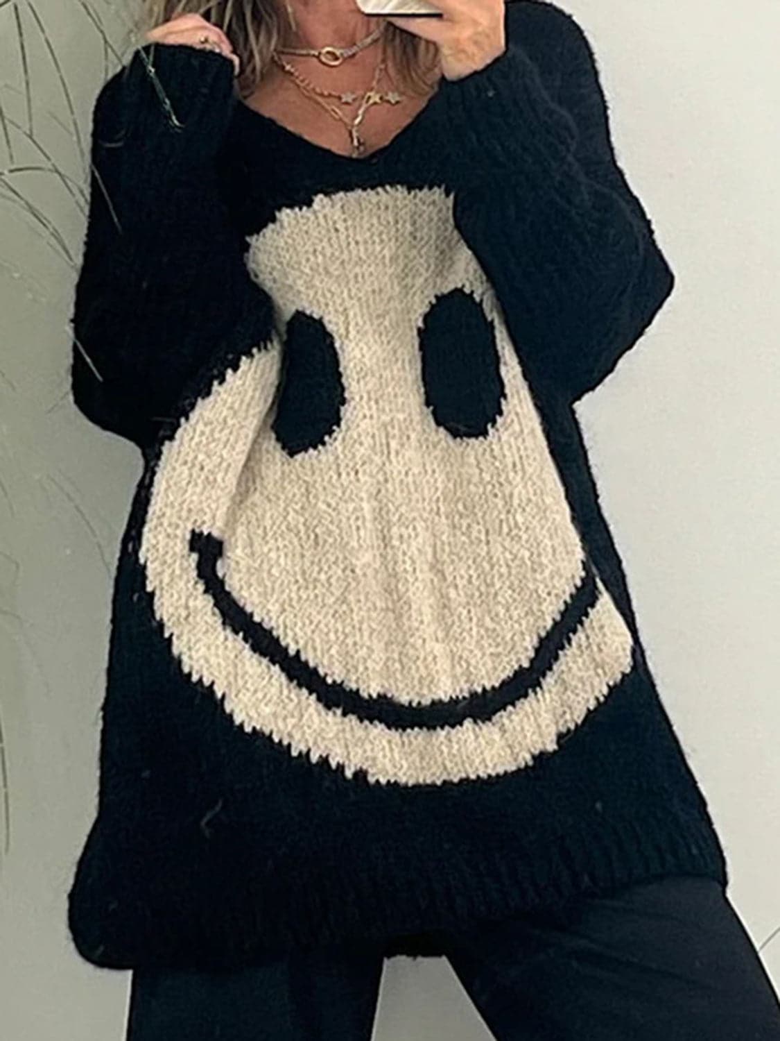 Charming v-neck long sleeve pullover with smiley design