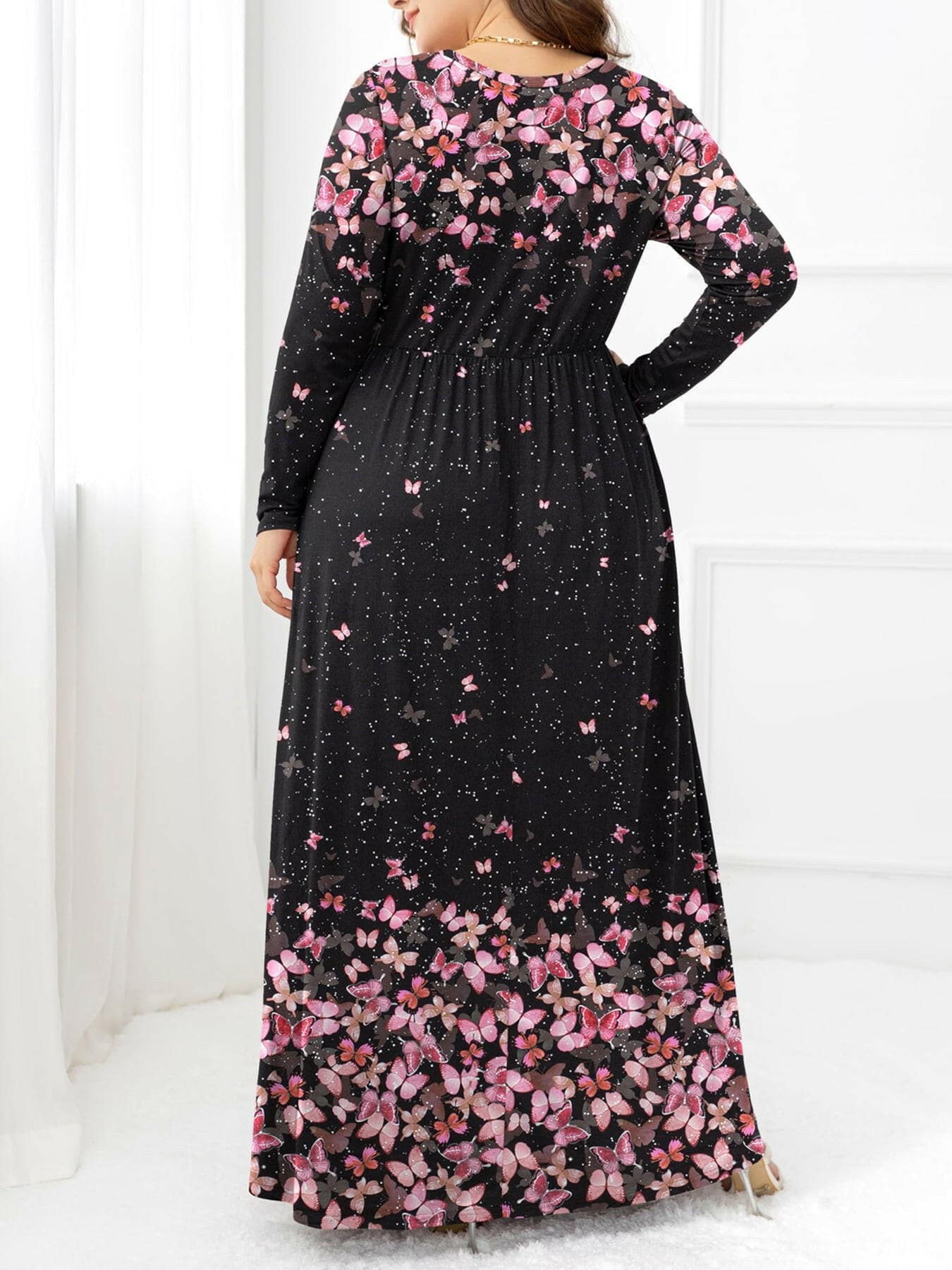 Plus Size Round Neck Maxi Dress with PocketsStay Stylish and Comfortable with Our Plus Size Round Neck Maxi Dress
 
 
Style: Casual
 
Neckline: Round neck
 
Length: Maxi
 
Features: Basic style with A-line hemLove Salve Size Round Neck Maxi Dressplus