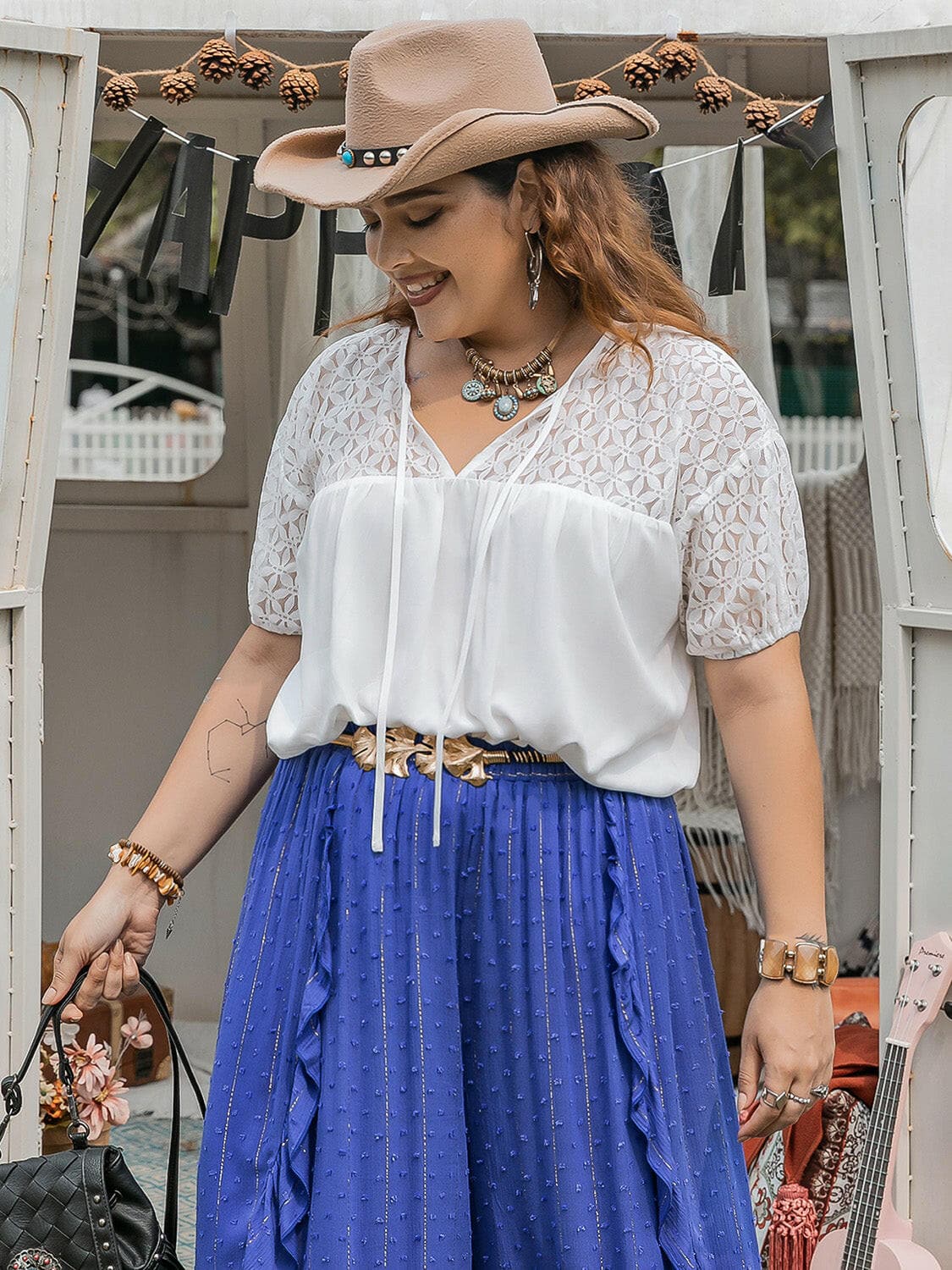 Plus Size Tie Neck Short Sleeve BlouseUpgrade Your Wardrobe with Style and Comfort
 
 
Material: Crafted from a luxurious blend of 85% viscose, 10% polyester, and 5% elastane
 
Design: Effortlessly elegaLove Salve Size Tie Neck Short Sleeve Blousejust arrived