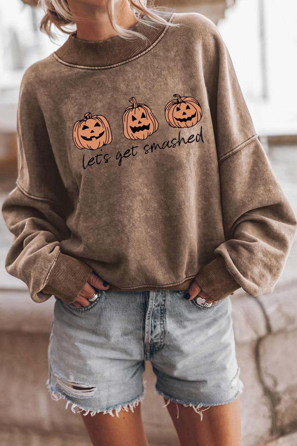 Cheers graphic casual sweatshirt with Halloween pumpkin design and "let's get smashed" text, round neckline, long sleeves, made of 75% polyester and 25% cotton.