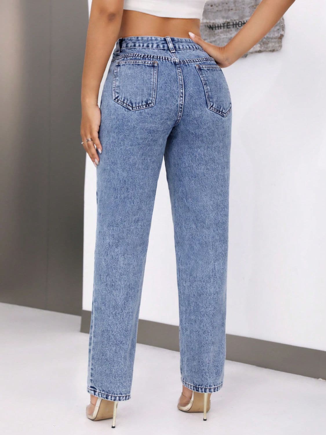 Mid-Rise Waist Jeans with Pockets.