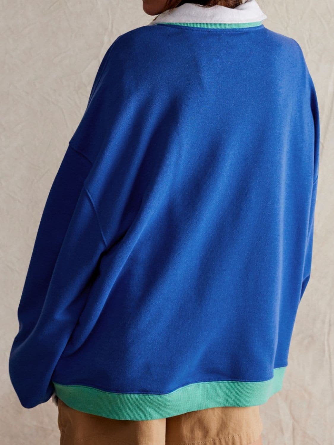 Stylish long sleeve sweatshirt with contrast