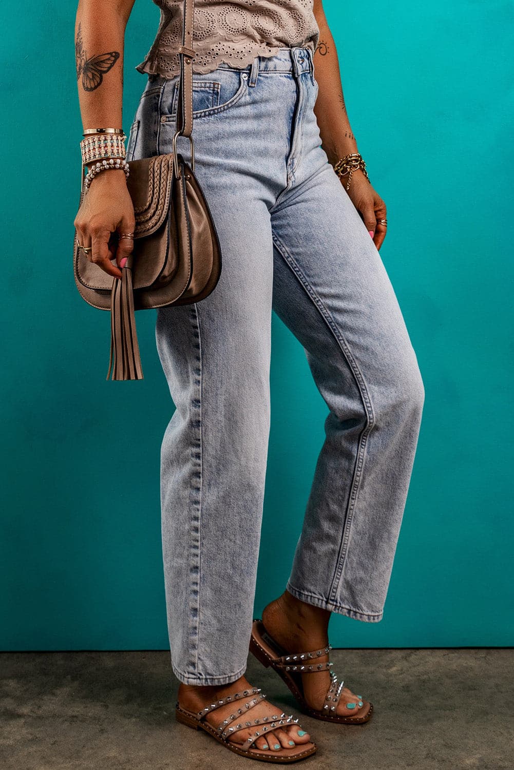 Pocketed Mid-Rise Waist Jeans.