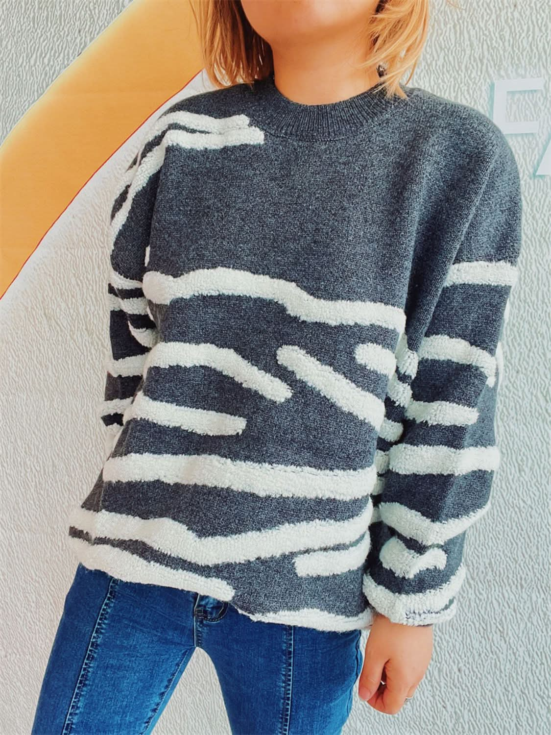 Stylish contrast long sleeve sweater with round neck