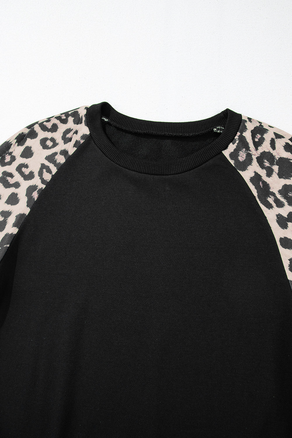 Chic colorblock sweatshirt with bold leopard print accents