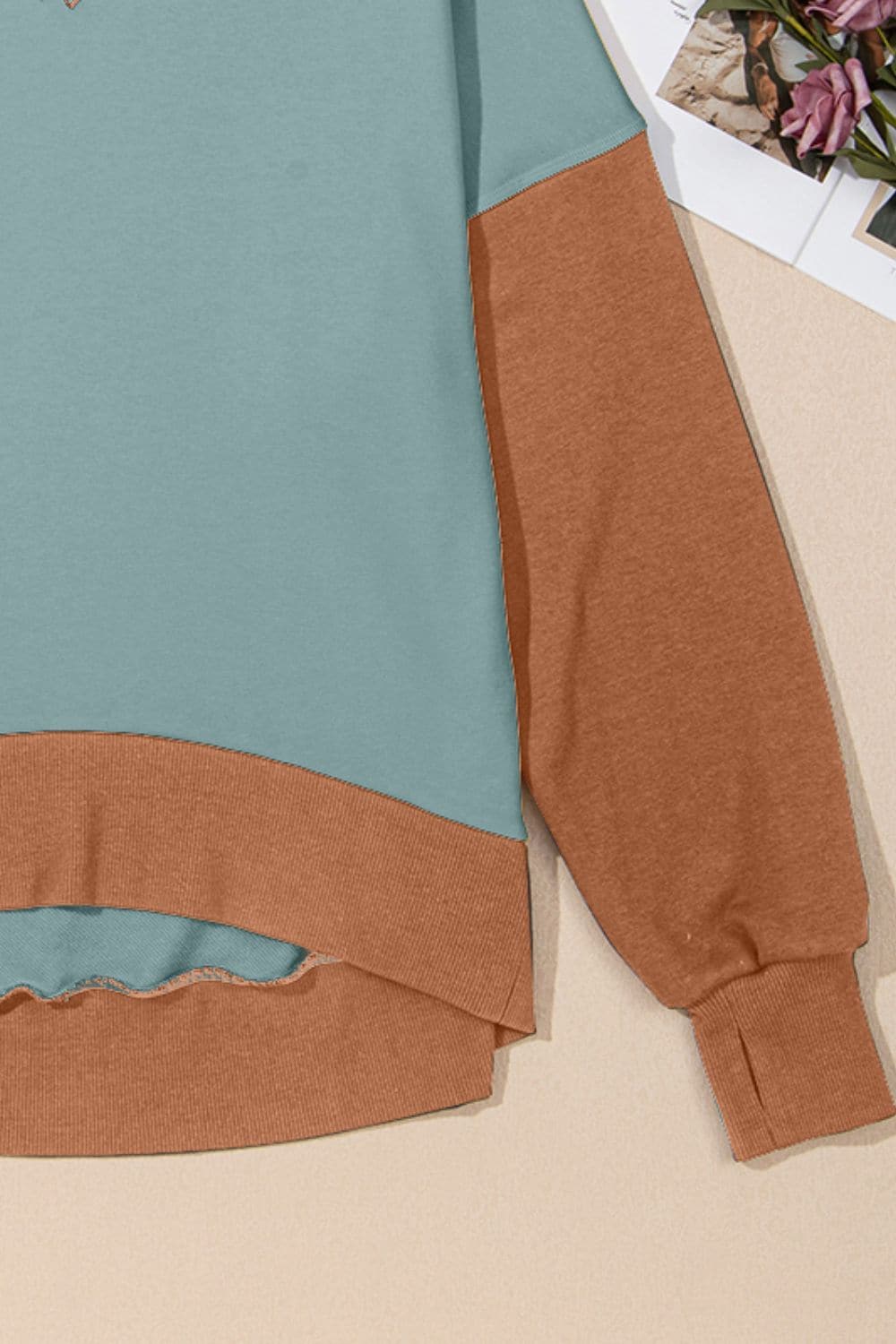 Contrast Round Neck Long Sleeve Sweatshirt.