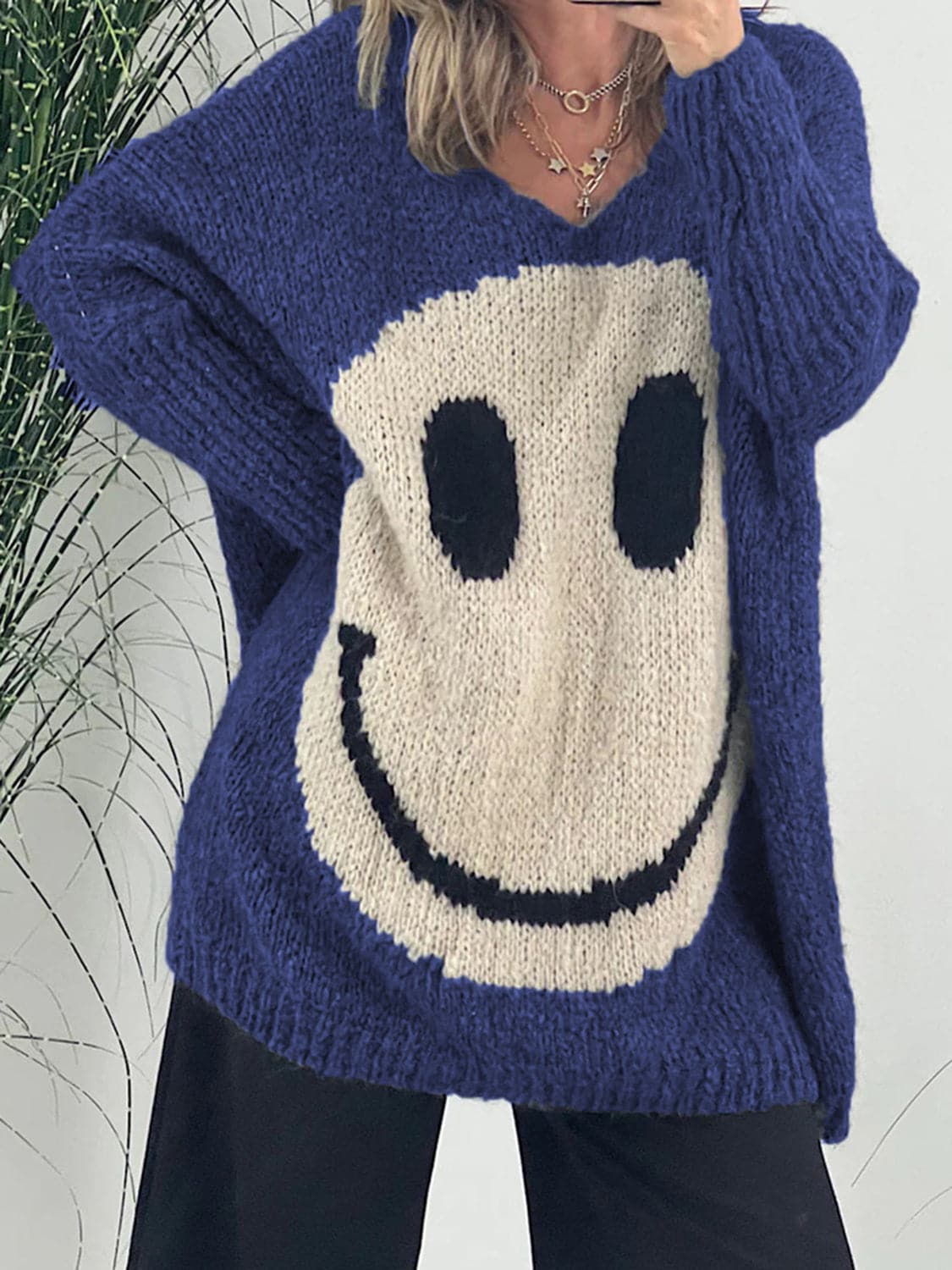 Charming v-neck long sleeve pullover with smiley design