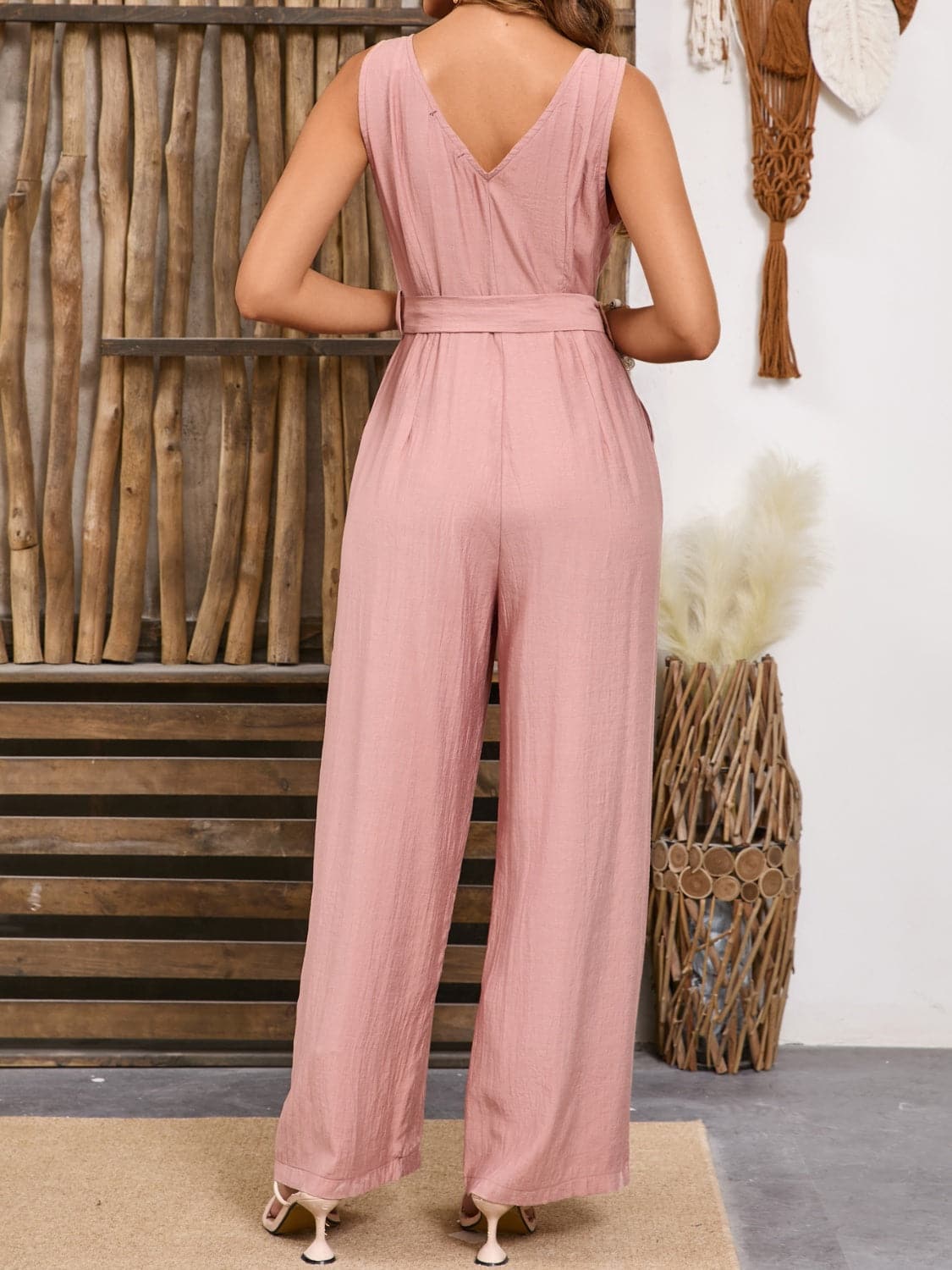 Jumpsuit mit V-Ausschnitt und Taillenschnürung