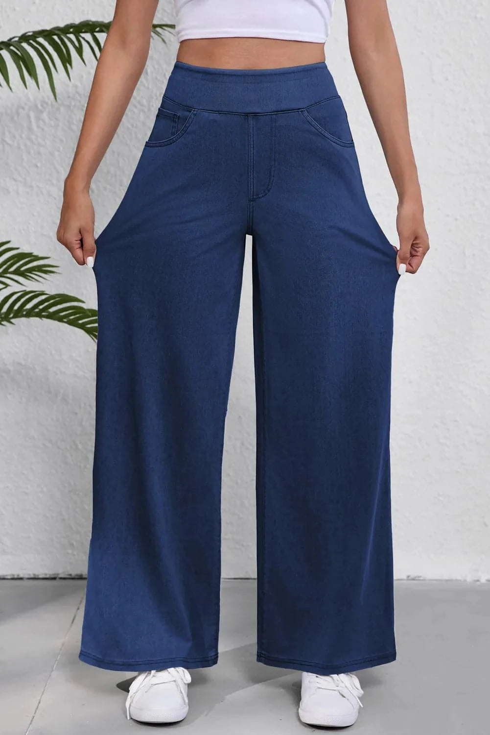 Chic wide-leg jeans with convenient pockets