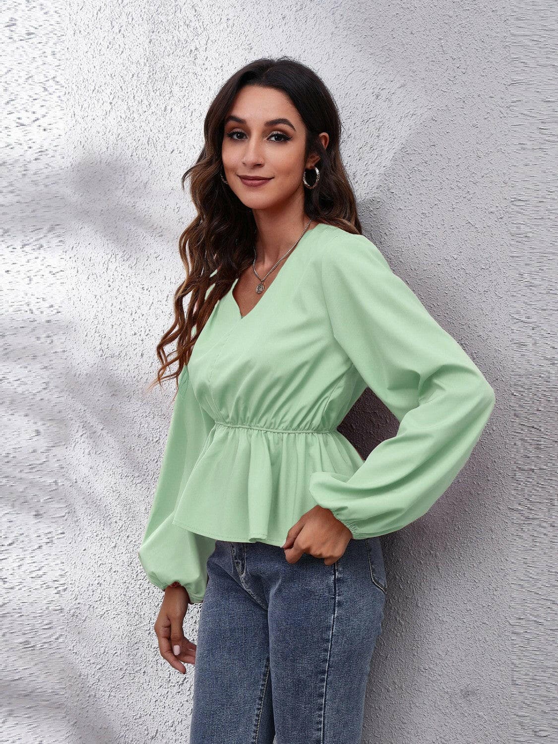 V-Neck Balloon Sleeve Peplum BlouseUpgrade Your Style with the V-Neck Balloon Sleeve Peplum Blouse
 Step up your fashion game with this elegant V-Neck Balloon Sleeve Peplum Blouse that effortlessly coLove Salve -Neck Balloon Sleeve Peplum BlouseBlouses