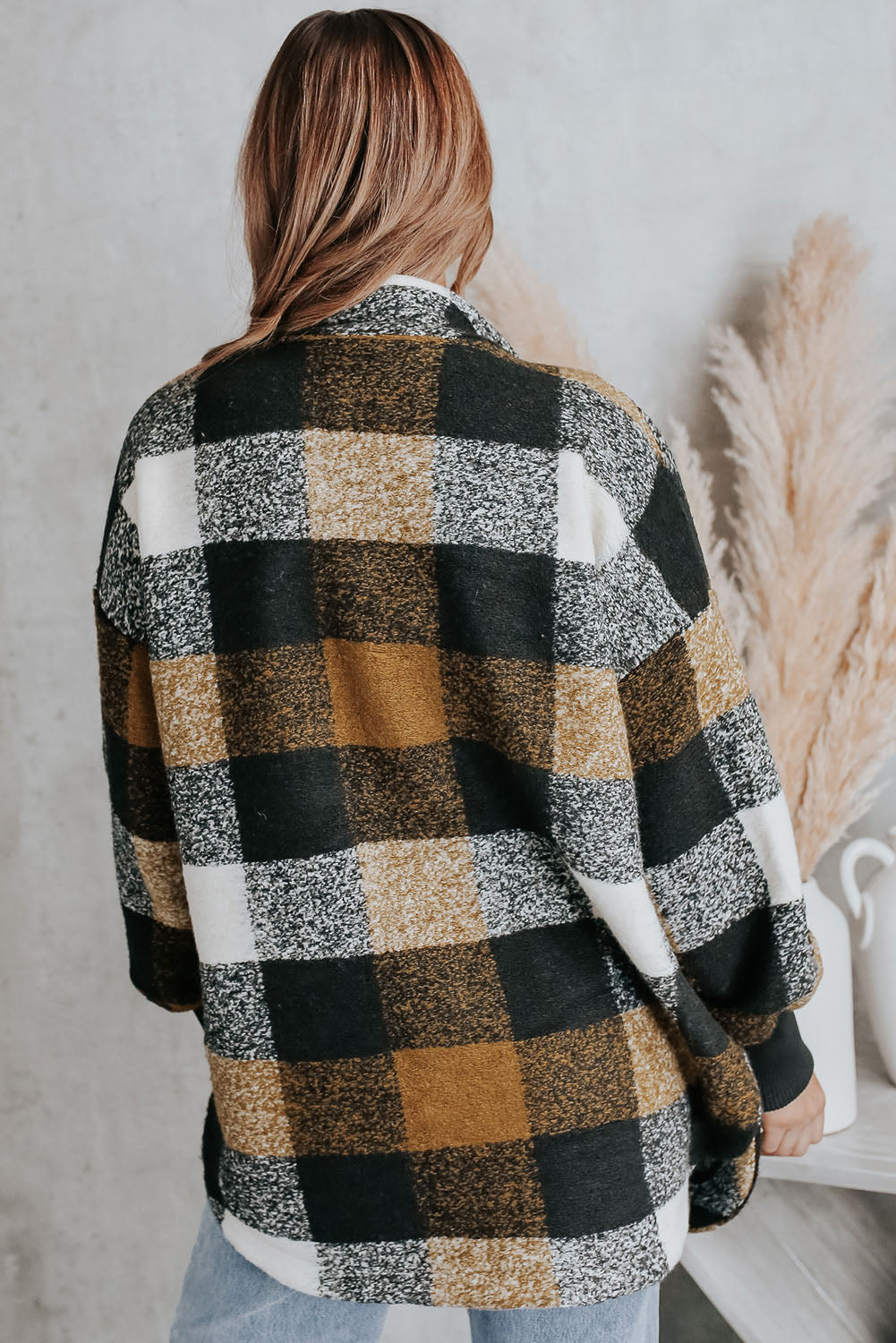 Plaid overcoat with zipper side pockets and casual style