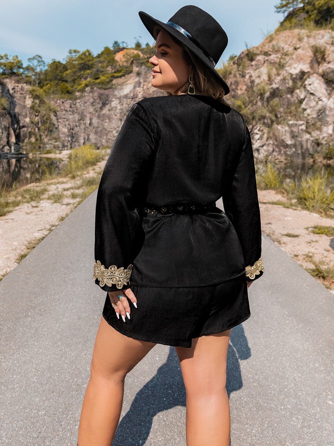 Plus Size Contrast Long Sleeve Top and Shorts Set.