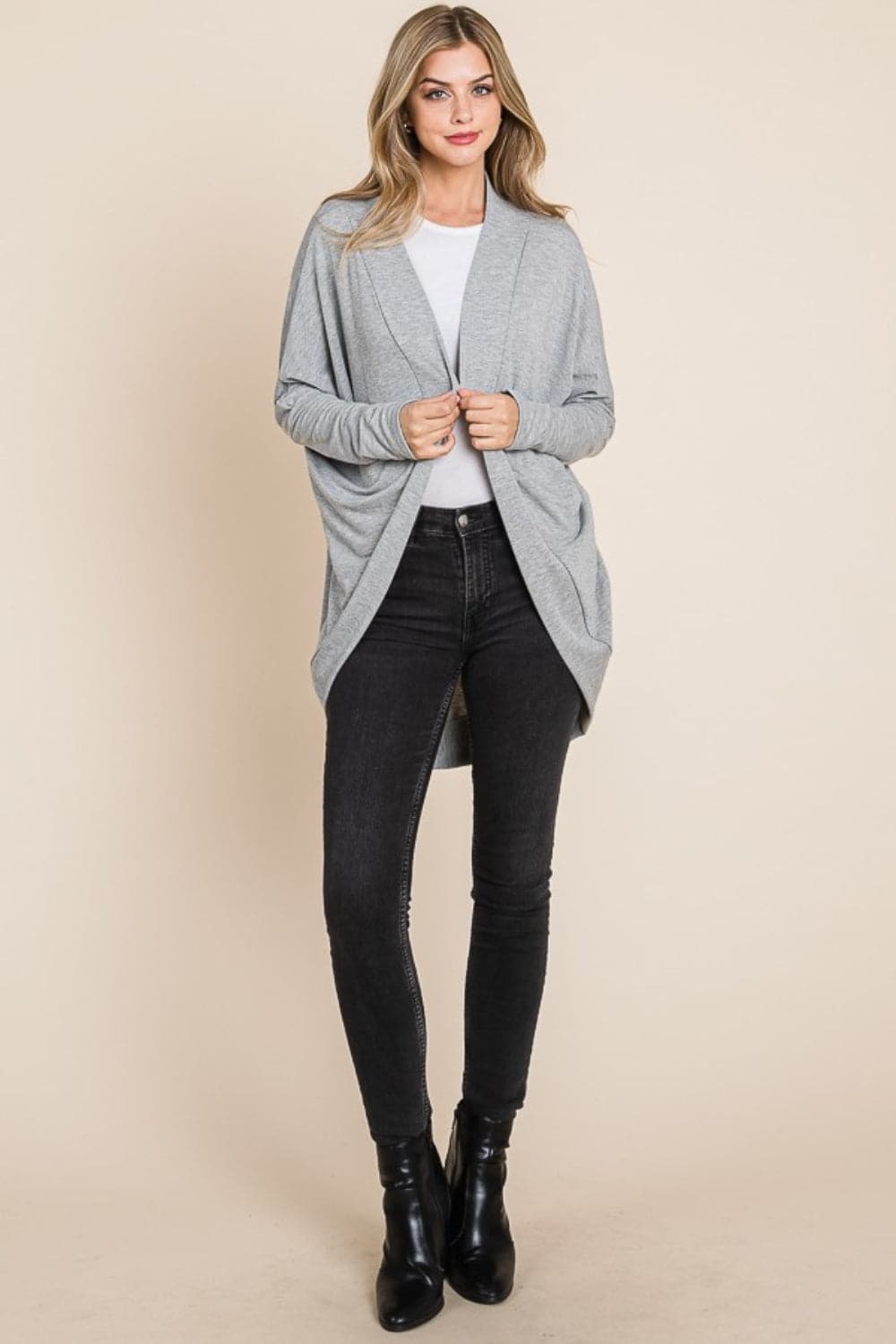 Chic cocoon cardigan with open front and long sleeves