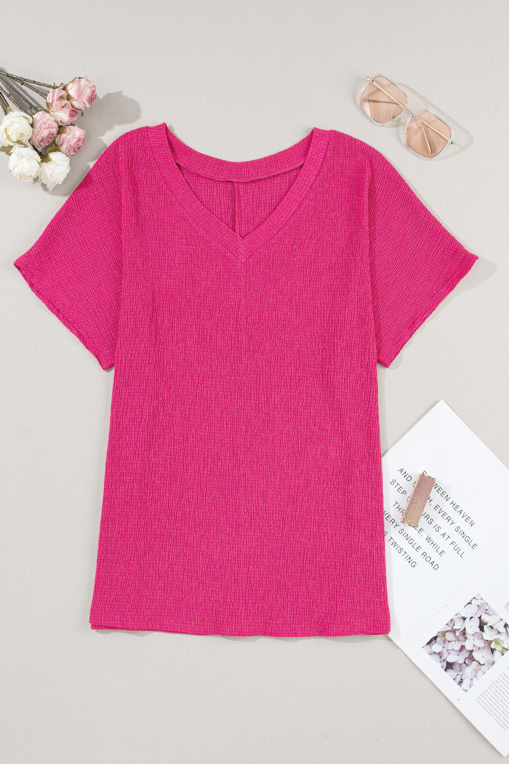 Chic crinkled v-neck t-shirt in vibrant pink with wide sleeves