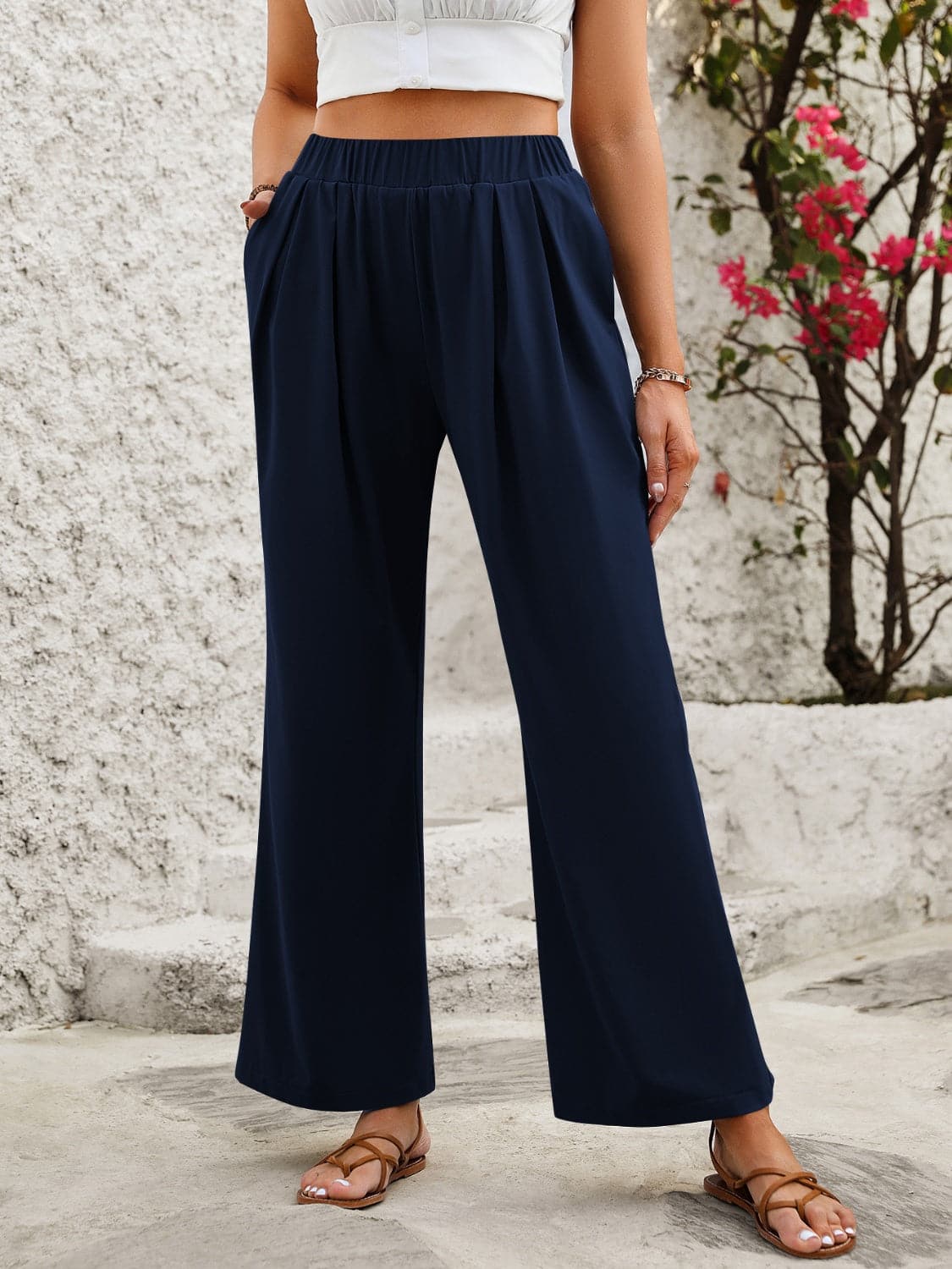 Chic and comfortable wide-leg pants with elastic waistband