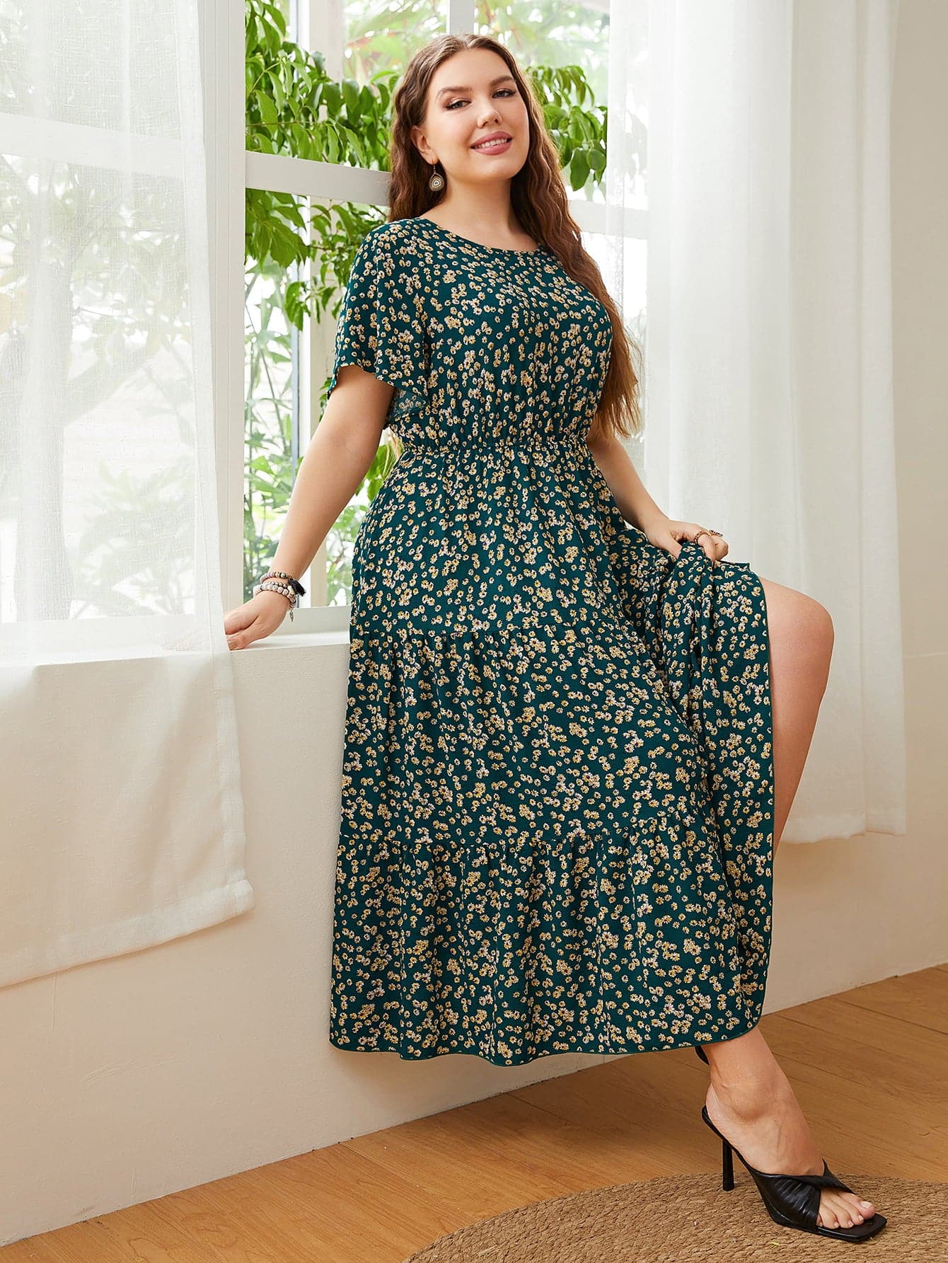 Plus Size Floral Round Neck Short Sleeve Midi Dress.