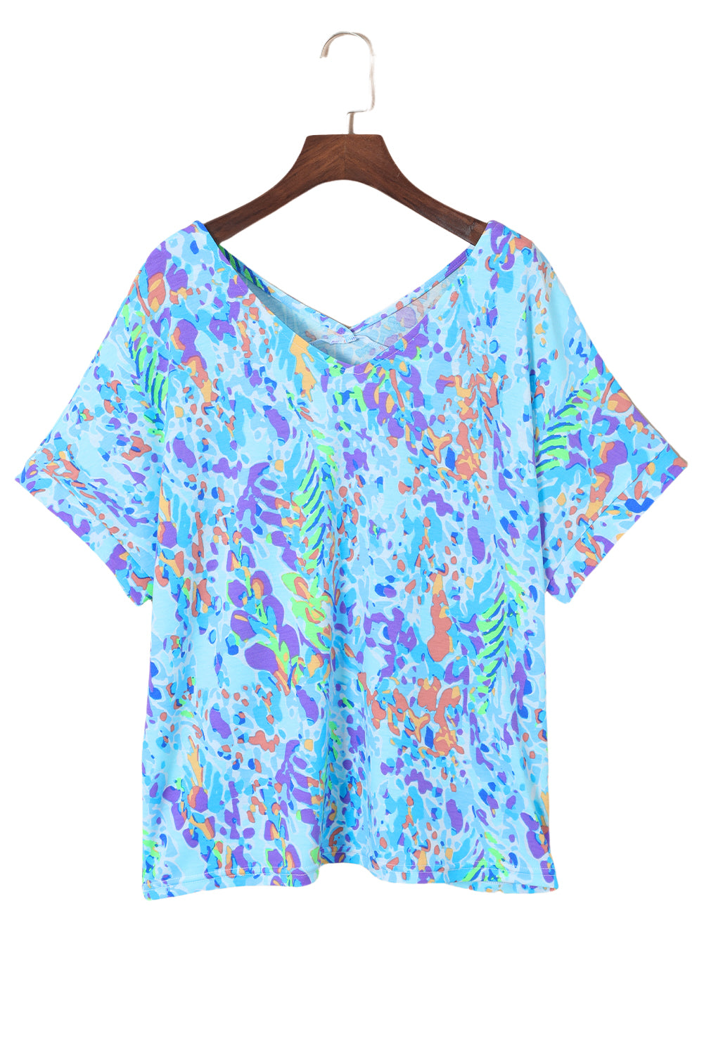 Floral elegance in sky blue: the perfect loose tee