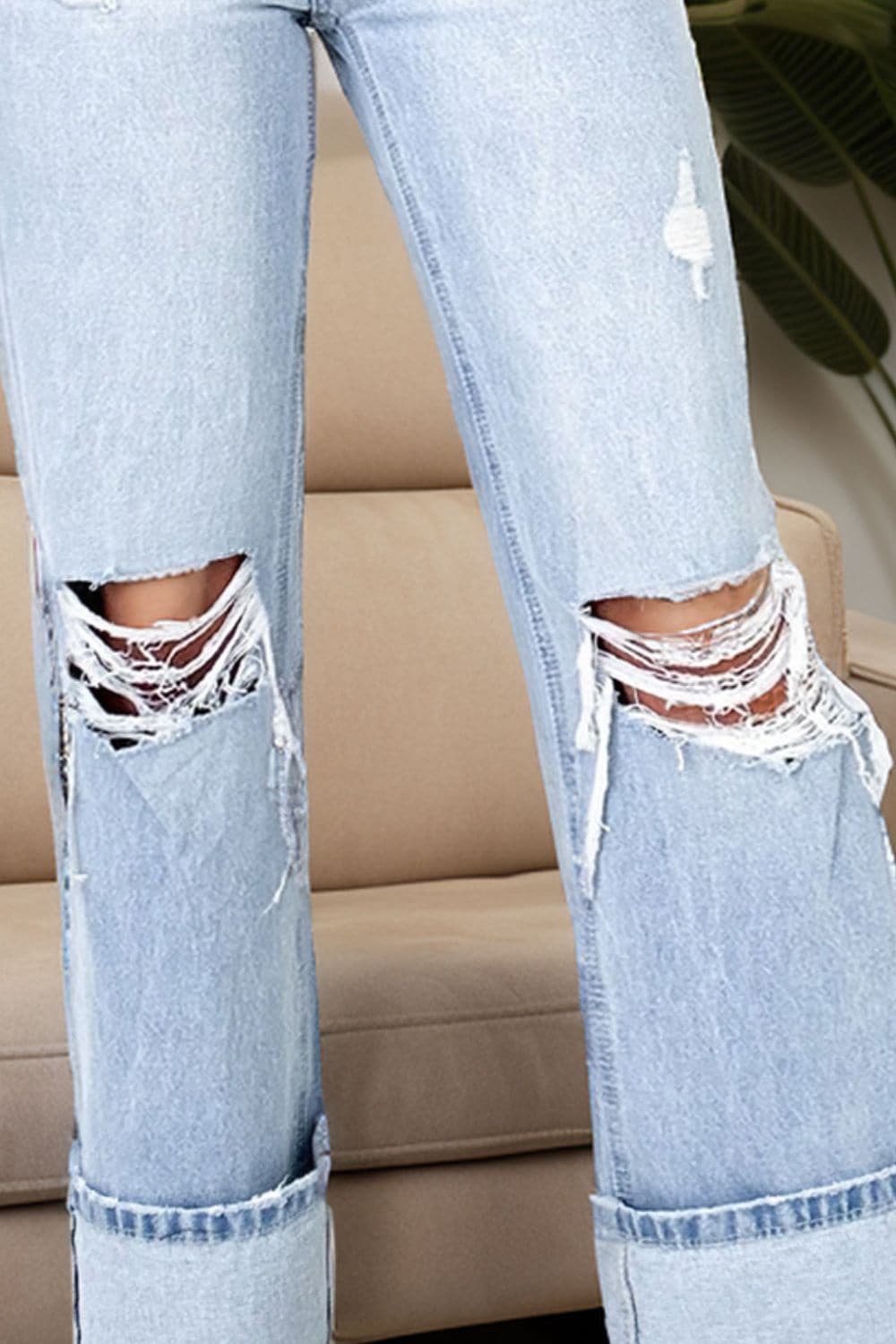 Distressed High Waist Jeans with Pockets.