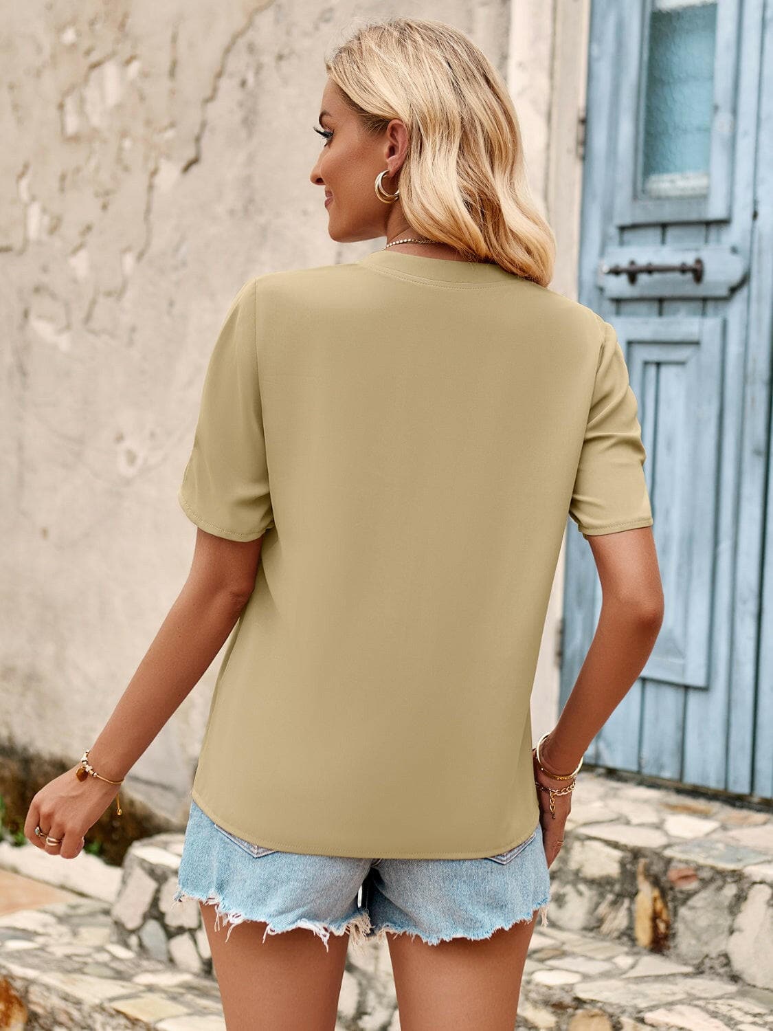 V-Neck Short Sleeve BlouseEnhance Your Wardrobe with Our V-Neck Short Sleeve Blouse

 Upgrade your style effortlessly with our V-Neck Short Sleeve Blouse, a versatile piece that offers a perfLove Salve -Neck Short Sleeve BlouseBlouses