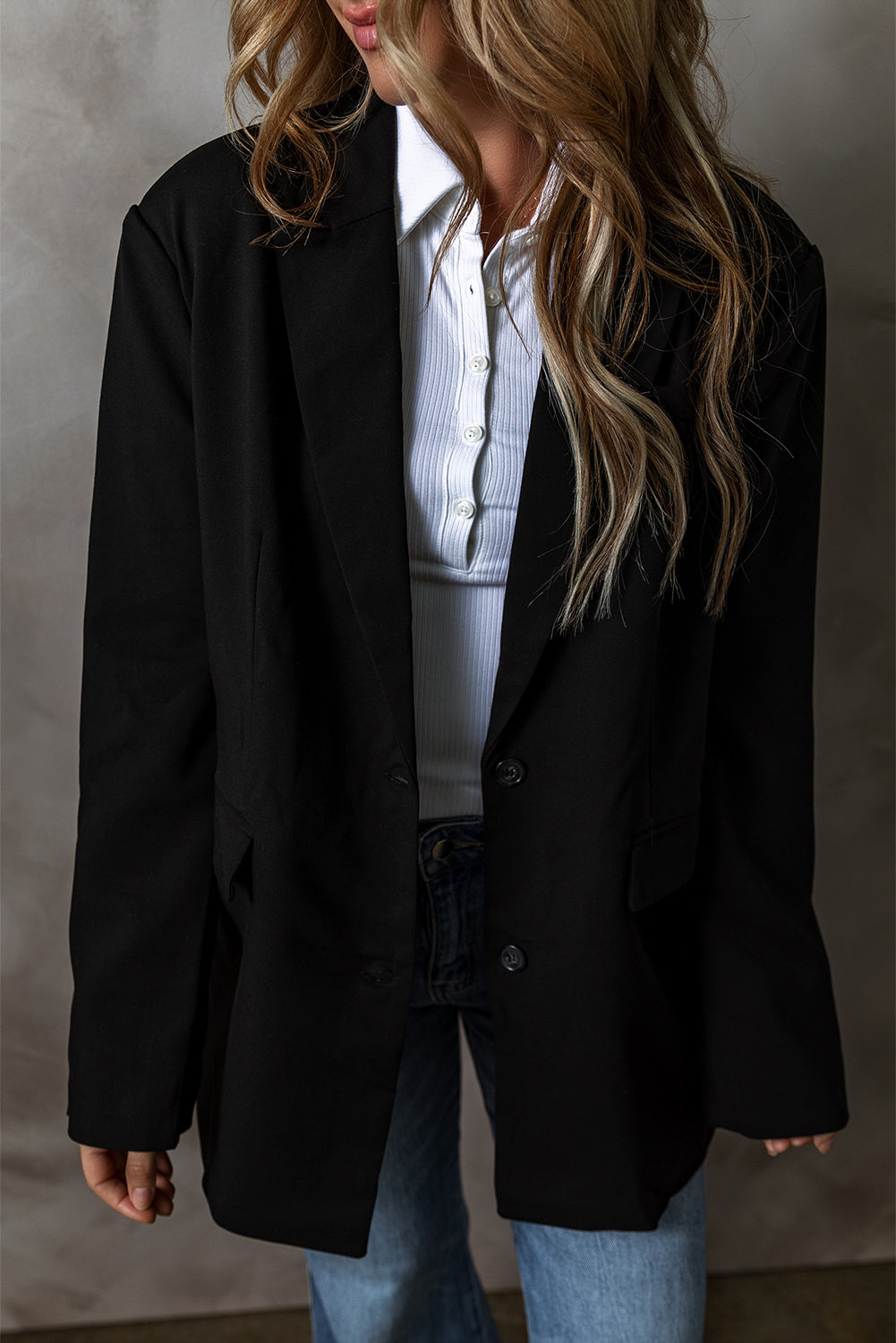 Chic black buttoned blazer with flap pockets