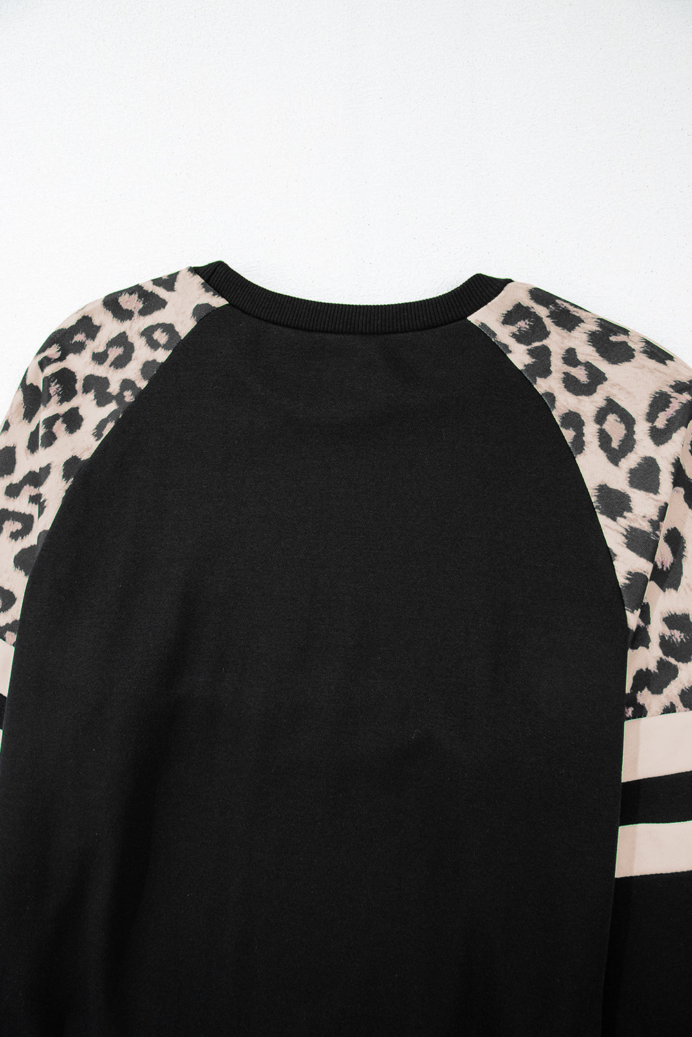 Chic colorblock sweatshirt with bold leopard print accents