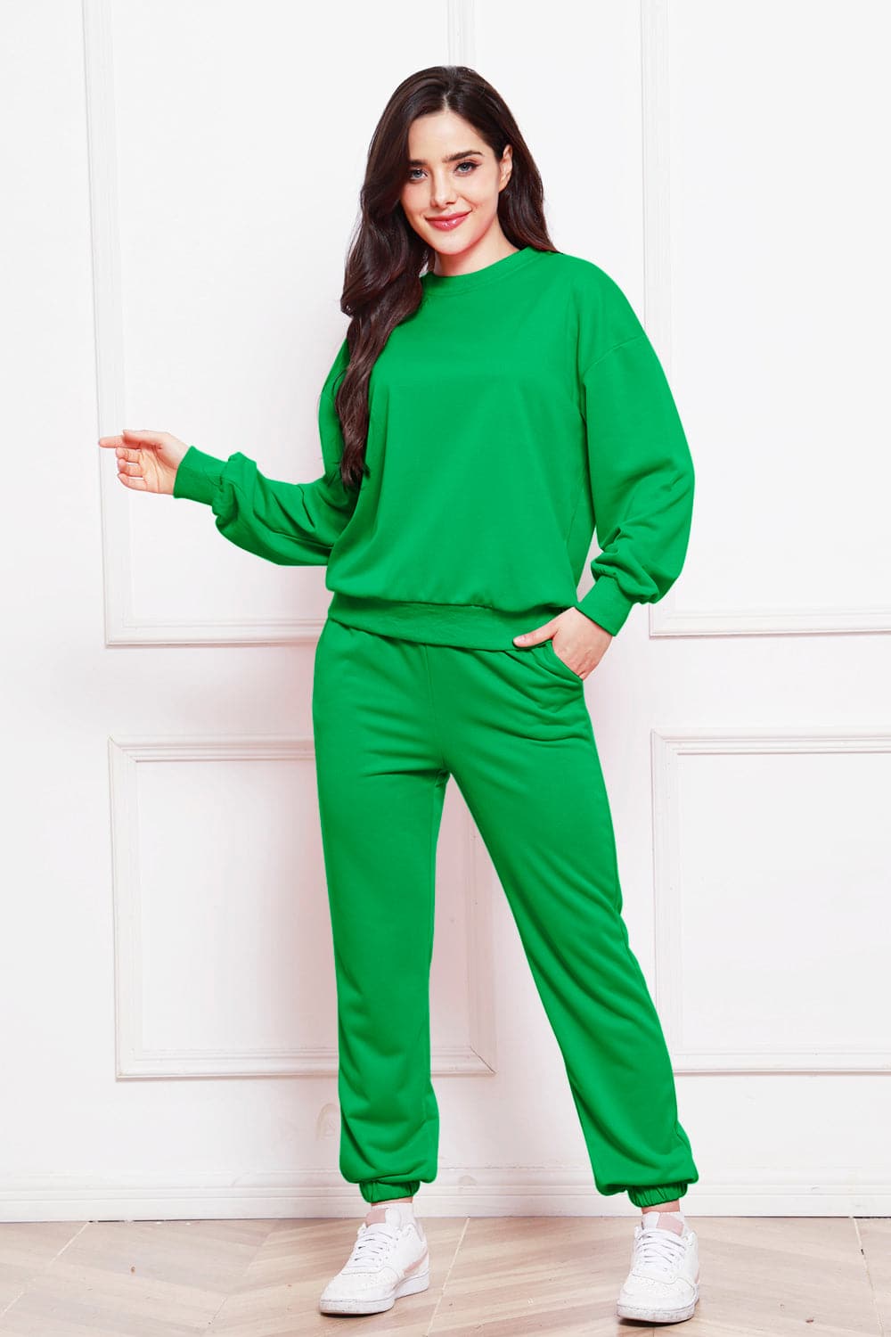 Round Neck Long Sleeve Sweatshirt and Pants Set.