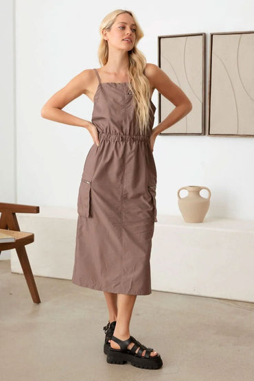 Chic adjustable cargo midi dress with drawstring waist and pockets