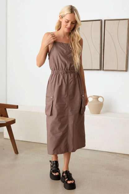 Chic adjustable cargo midi dress with drawstring waist and pockets