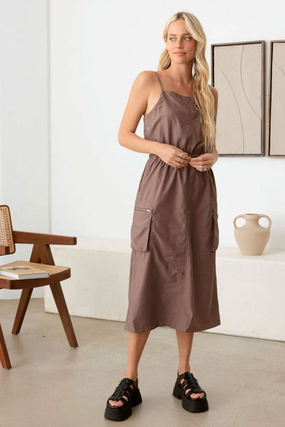 Chic adjustable cargo midi dress with drawstring waist and pockets