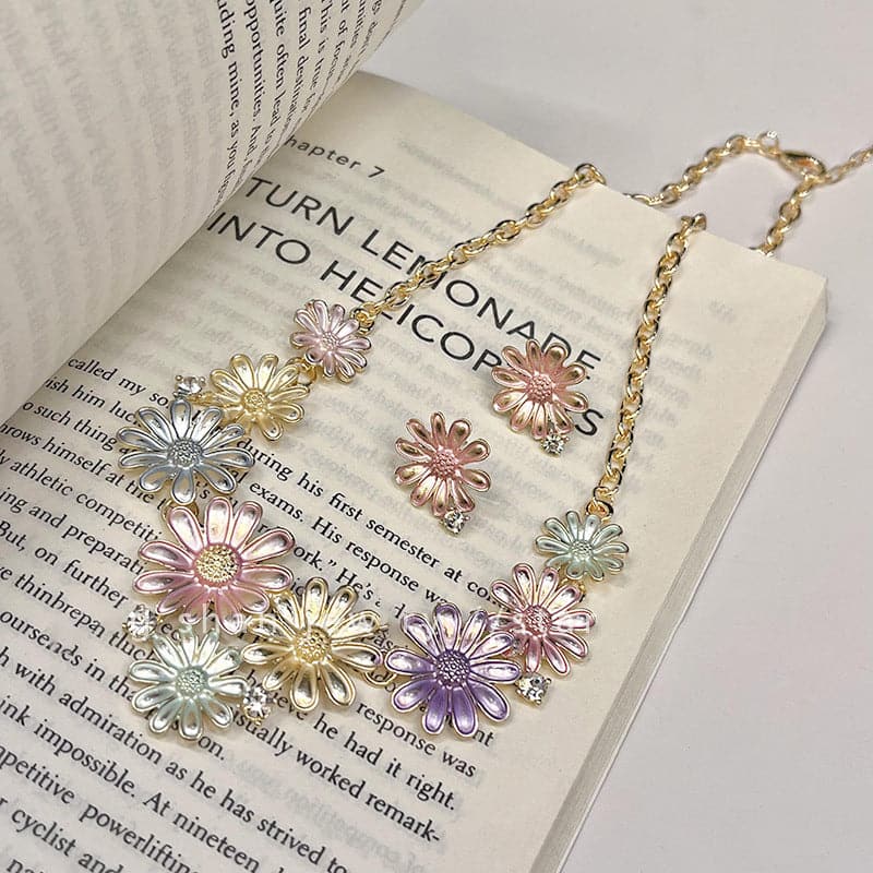 Alloy Rhinestone Daisy Necklace.