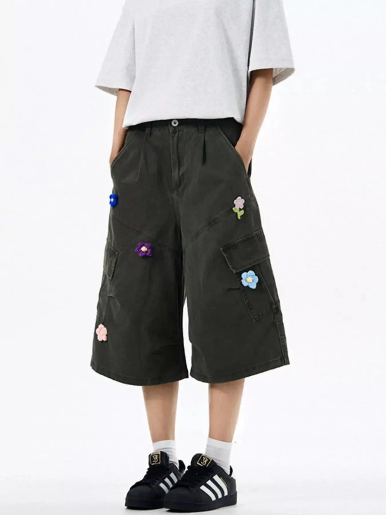 Men's Floral Appliqued Wide-Leg Cargo Shorts Simply Love