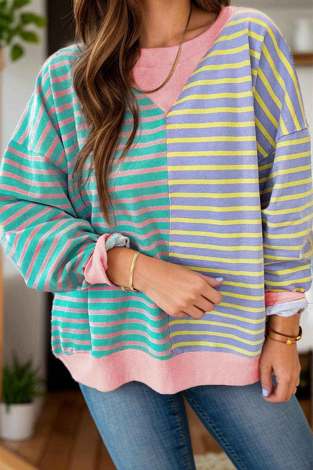 Contrast Stripes Round Neck Long Sleeve Sweatshirt.