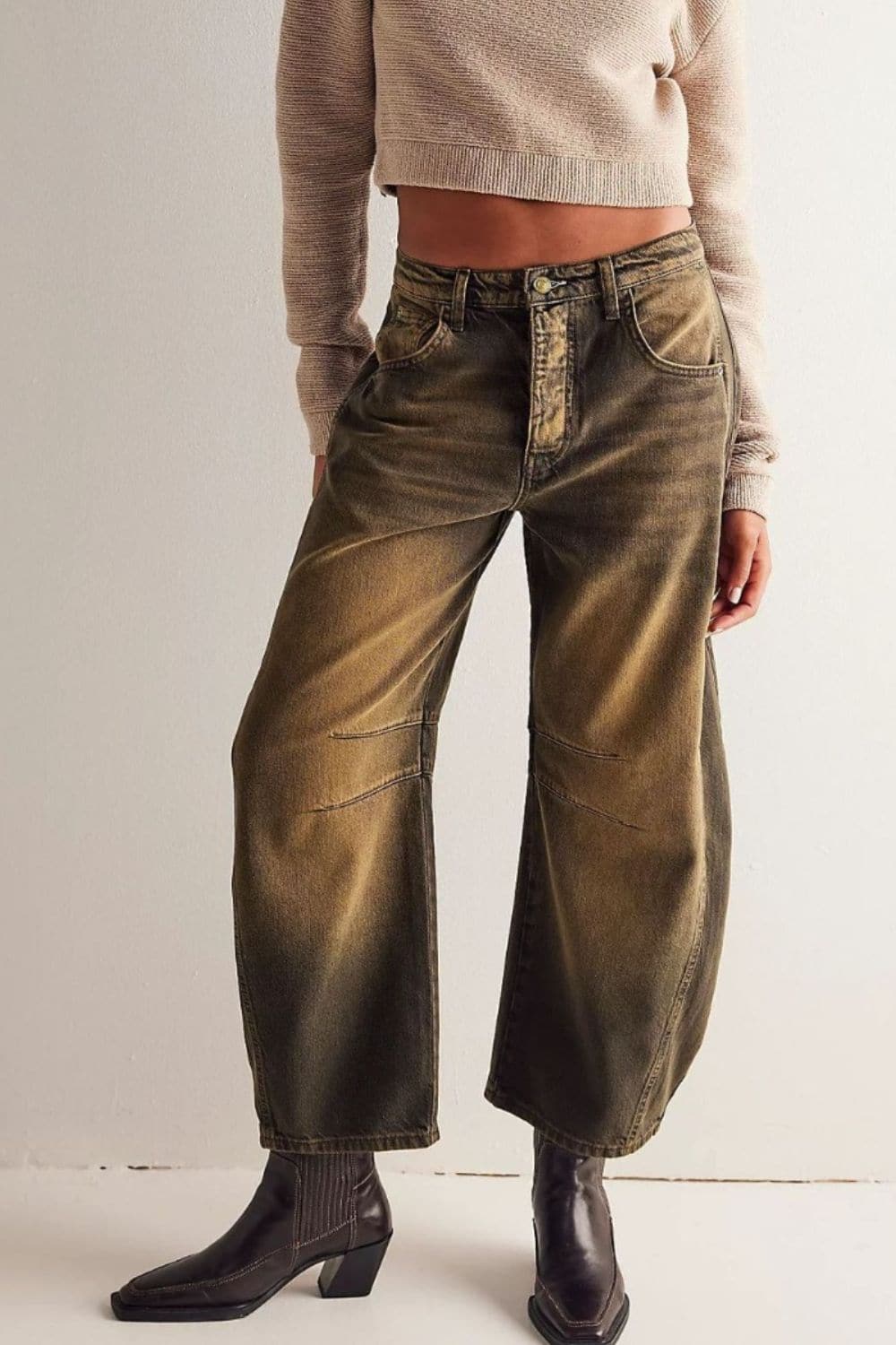 Effortlessly chic wide leg jeans with functional pockets