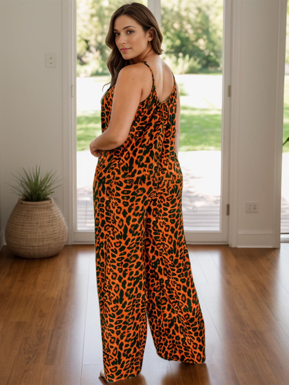 Jumpsuit mit weitem Bein und Leopardenmuster in voller Größe, U-Ausschnitt