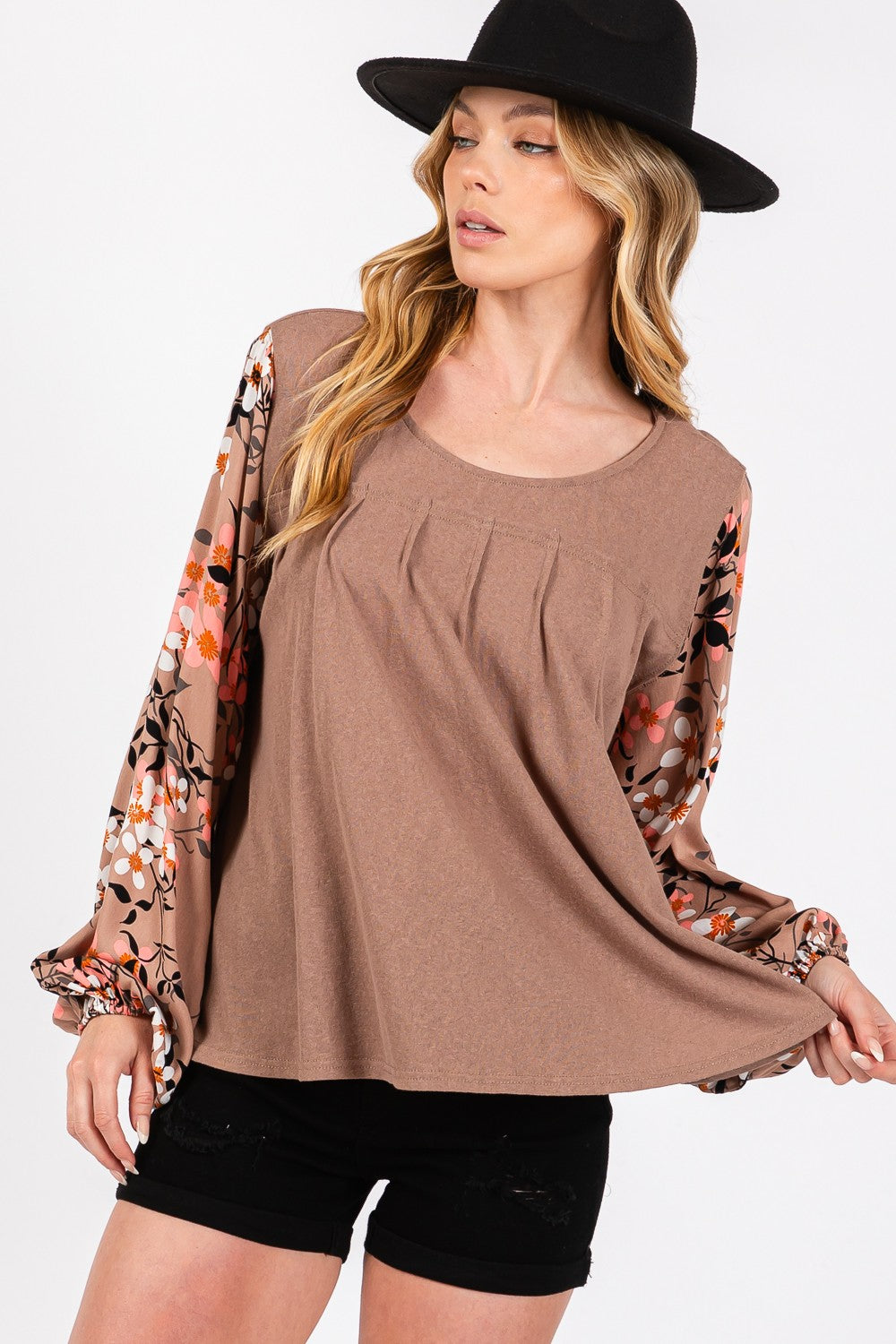 Charming floral pleated blouse with long sleeves