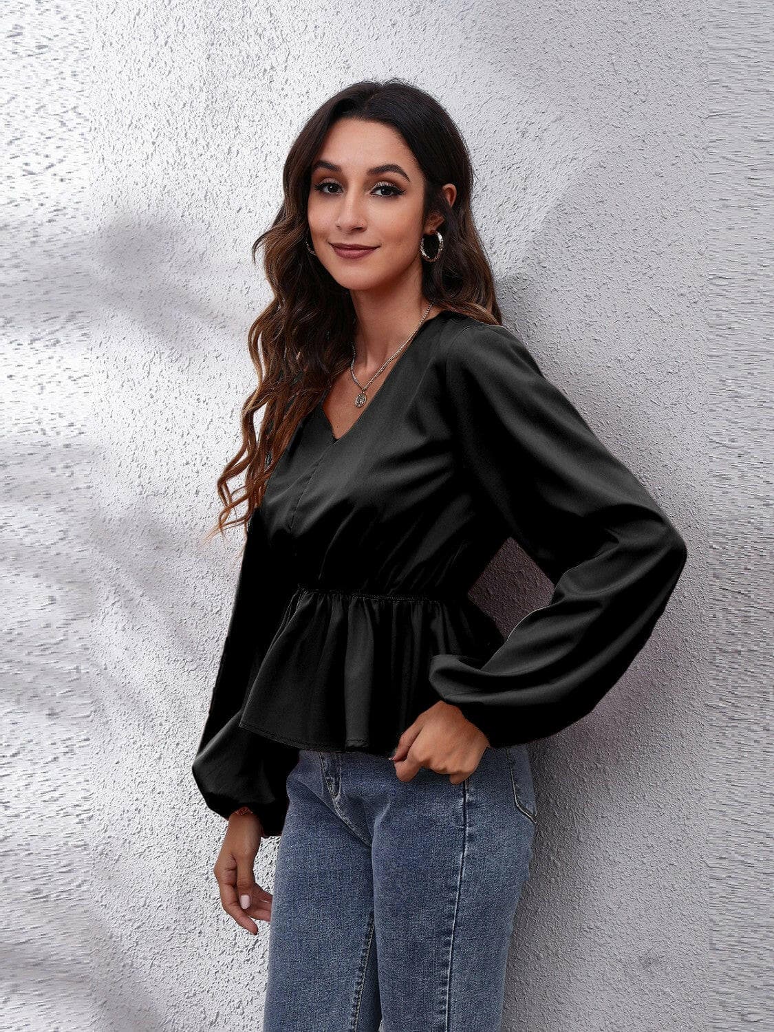 V-Neck Balloon Sleeve Peplum BlouseUpgrade Your Style with the V-Neck Balloon Sleeve Peplum Blouse
 Step up your fashion game with this elegant V-Neck Balloon Sleeve Peplum Blouse that effortlessly coLove Salve -Neck Balloon Sleeve Peplum BlouseBlouses