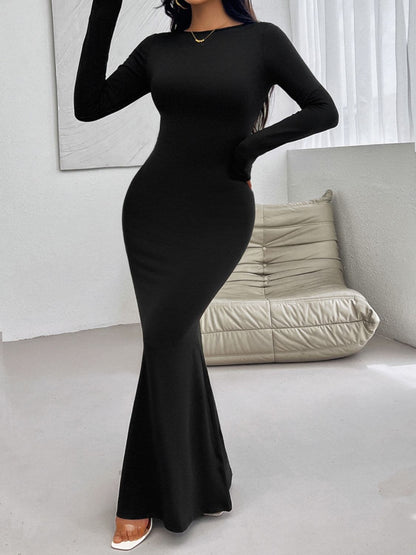 Elegant backless maxi dress with long sleeves and round neck