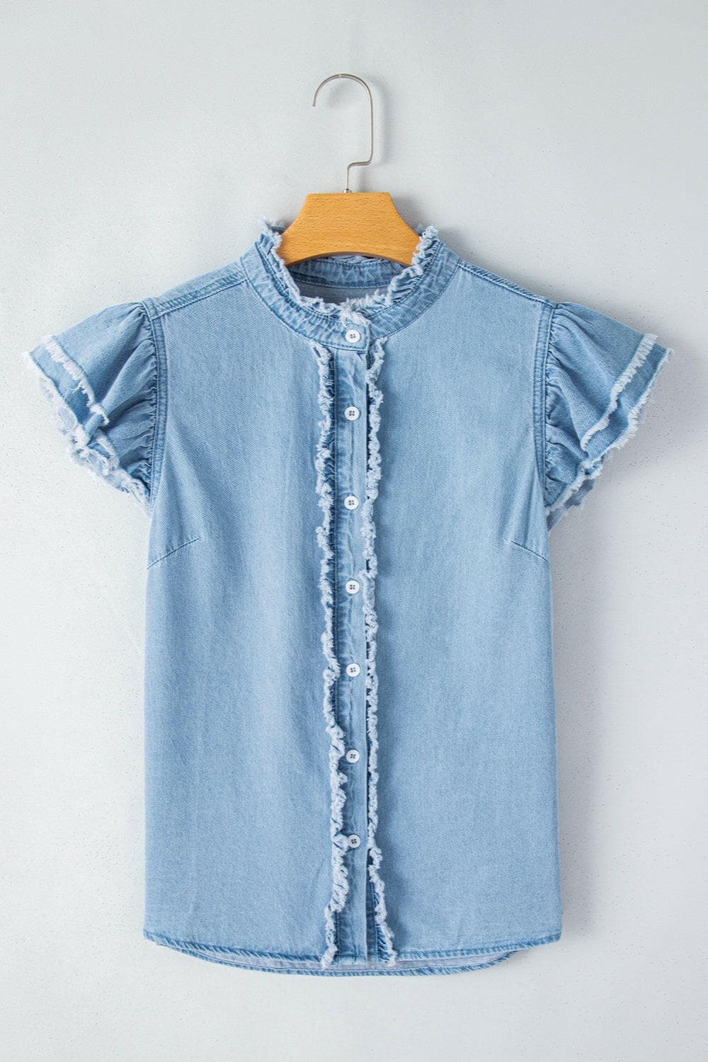 Raw Hem Button Up Cap Sleeve Denim TopUpgrade Your Denim Collection with Style
 
 
Effortless Chic: Elevate your everyday look with this Raw Hem Button Up Cap Sleeve Denim Top.
 
Quality Material: CrafteLove Salve Cap Sleeve Denim Topjust arrived