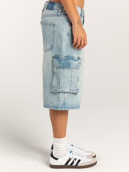 Casual chic mid-rise denim shorts with functional pockets